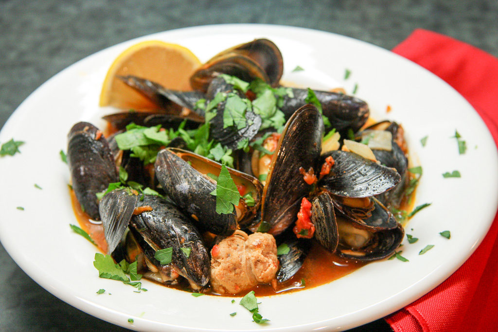 Mussels in tomato broth